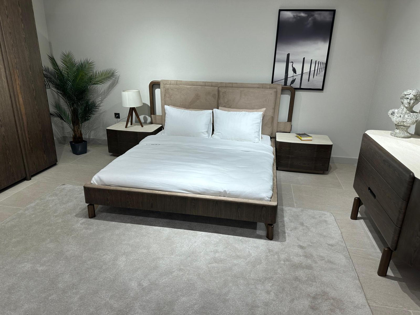 Elegant and Modern Bedroom Furniture Set